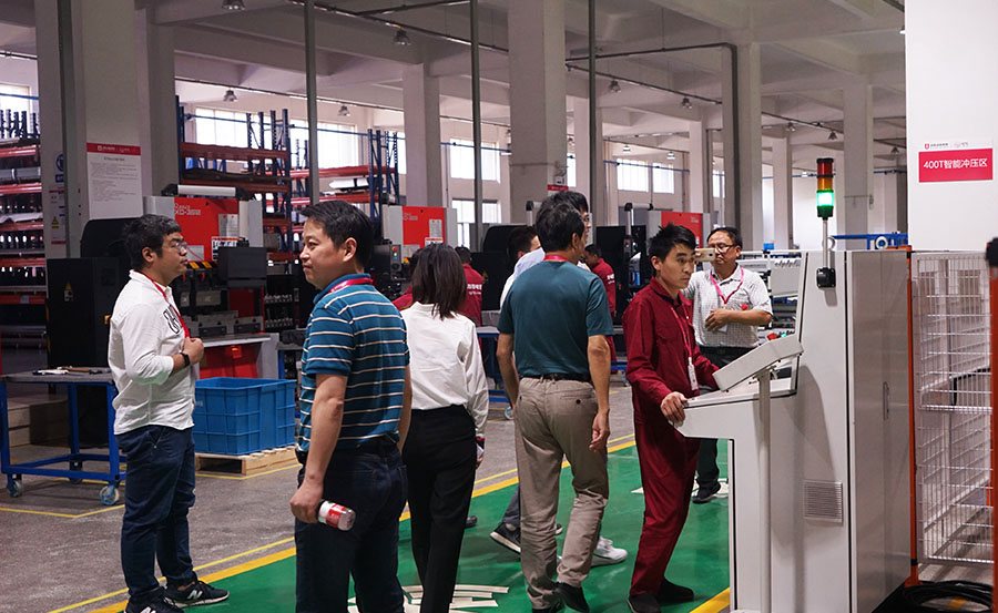 阿里巴巴集團(tuán)廚房大家電負(fù)責(zé)人子謖一行到訪佳歌集團(tuán) &nbsp;參觀智慧工廠