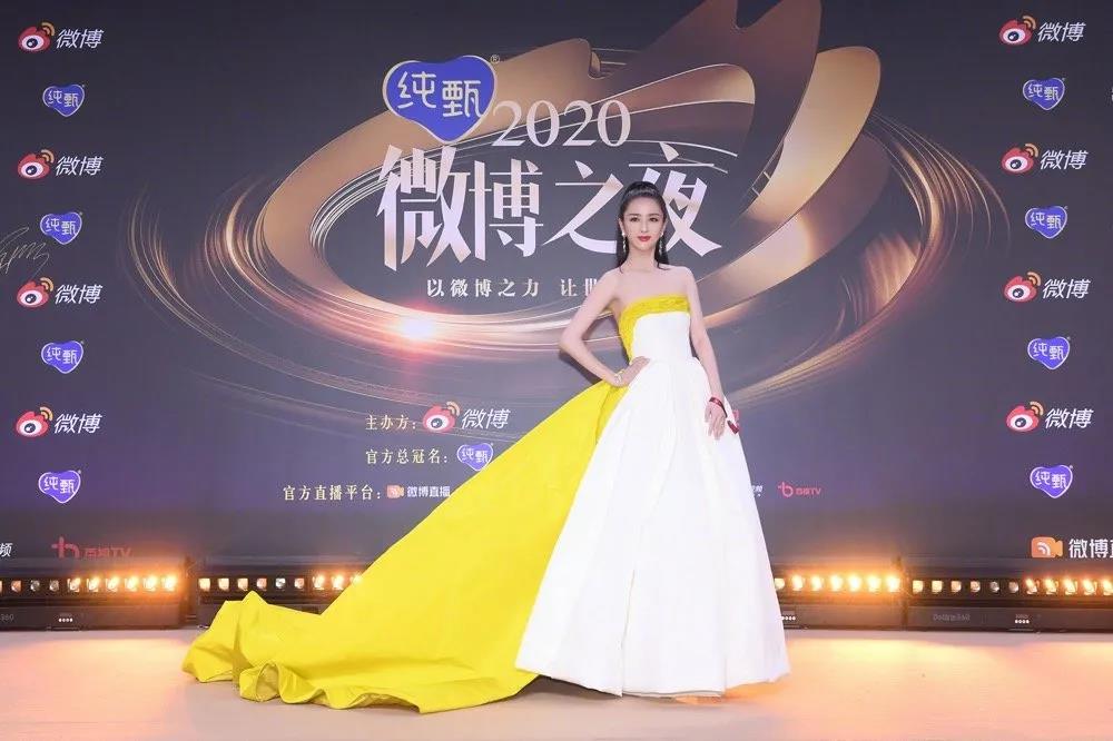 佳歌品牌代言人佟麗婭榮獲“微博年度之星”！