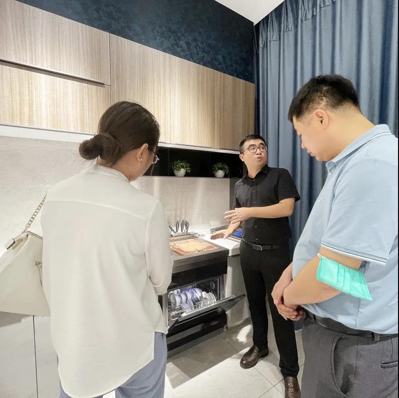 中國(guó)電子節(jié)能協(xié)會(huì)副秘書長(zhǎng)梁上音一行蒞臨佳歌集團(tuán)參觀指導(dǎo)