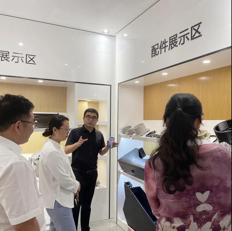 中國(guó)電子節(jié)能協(xié)會(huì)副秘書長(zhǎng)梁上音一行蒞臨佳歌集團(tuán)參觀指導(dǎo)