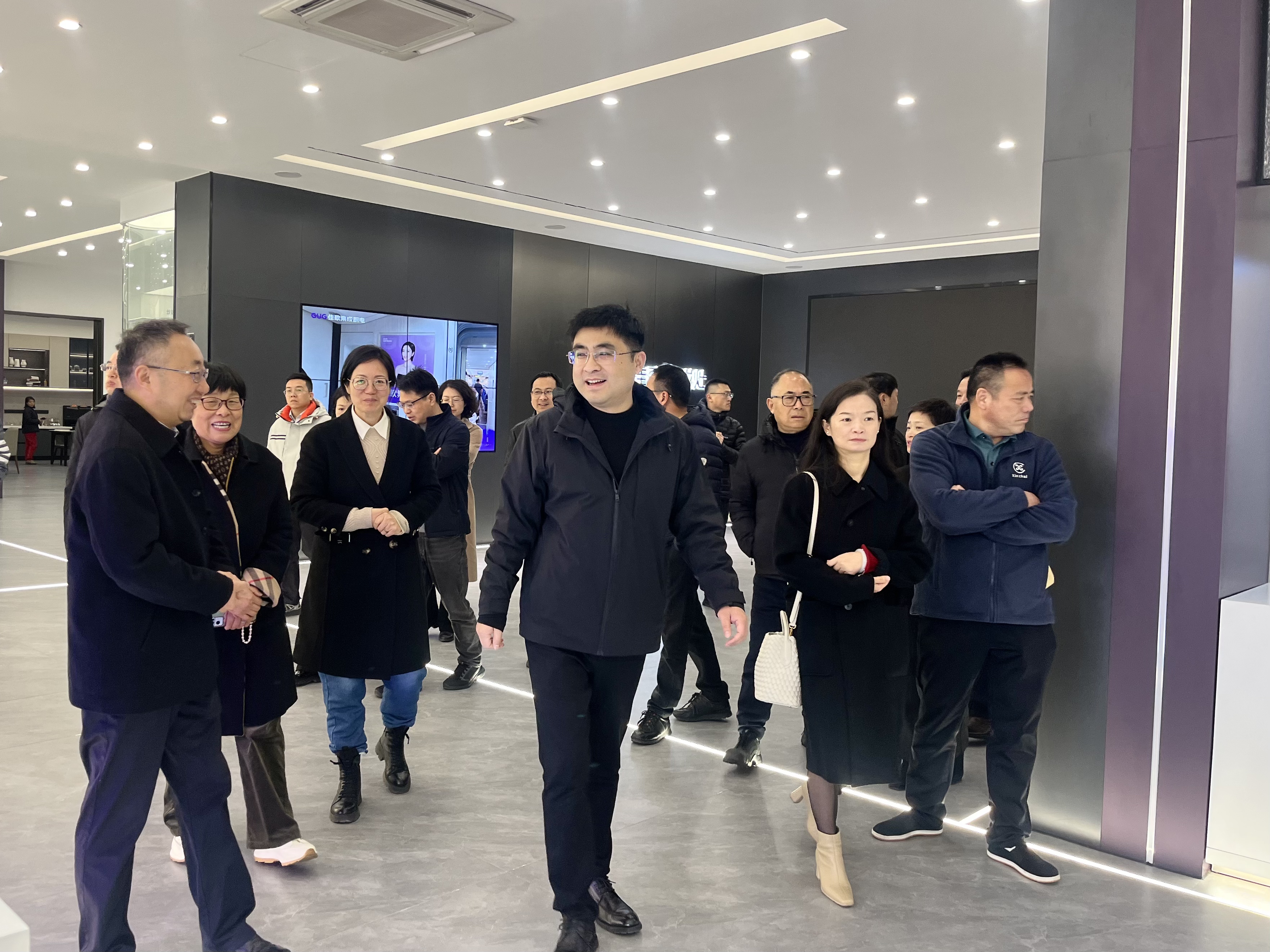 嵊州、新昌兩地政協(xié)副主席、民建主委等領(lǐng)導(dǎo)一行蒞臨佳歌集成灶參觀指導(dǎo)